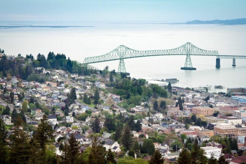 The city of Astoria, Oregon and the Astoria-Washington Bridge | Does it Snow in Oregon? | istheresnow.info