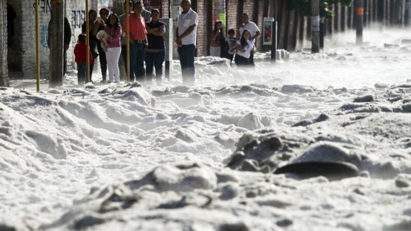 locals in Cairo react to rare snowfall events